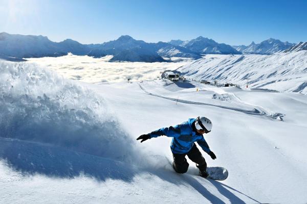 Snowboarder auf der Belalp im Kanton Wallis